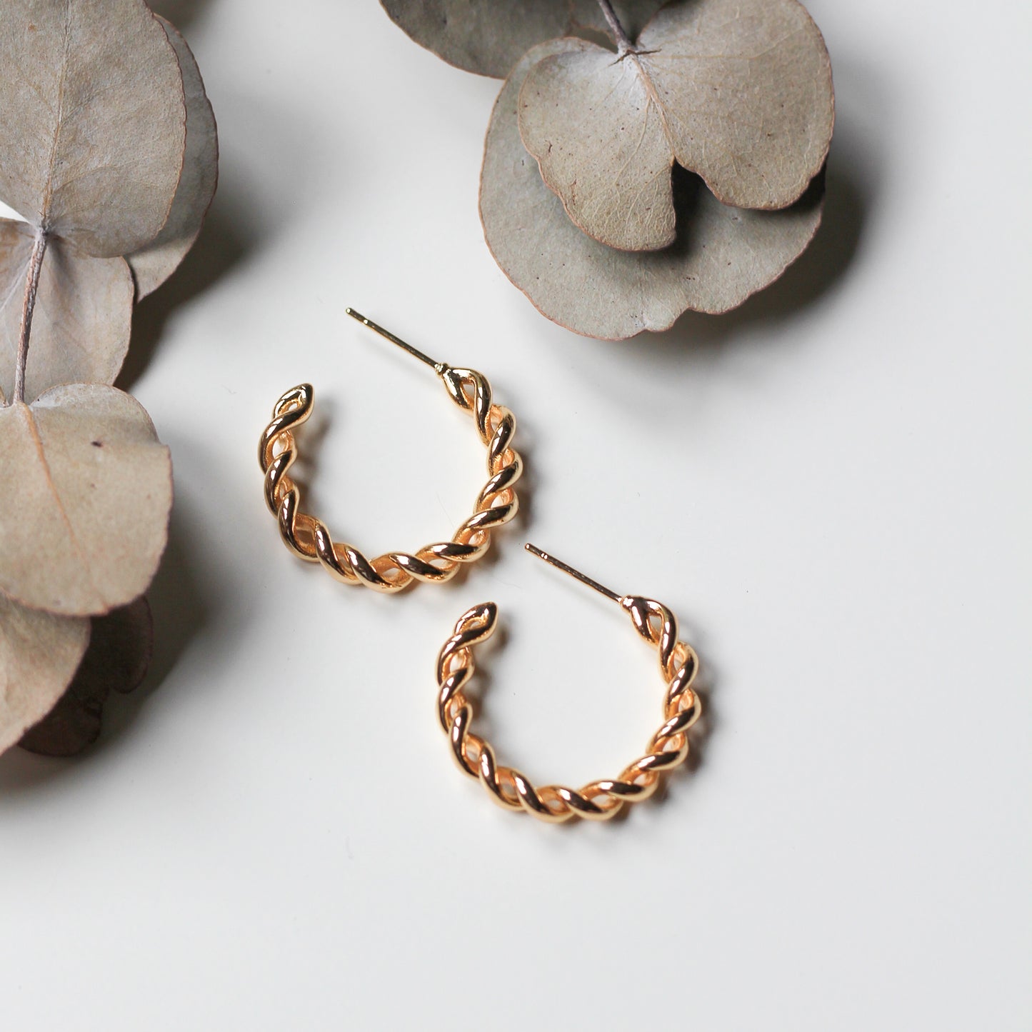 Twisted chain hoops