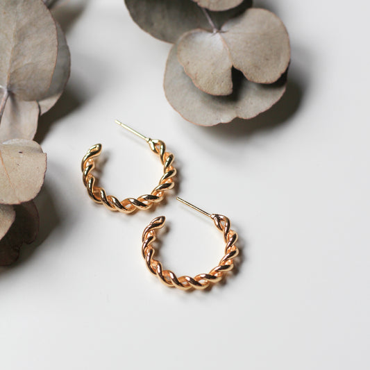 Twisted chain hoops